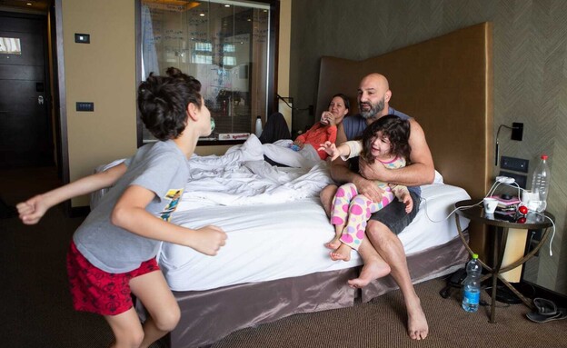 משפחת אילת בחדר המלון (צילום: מוריאל עציוני)
