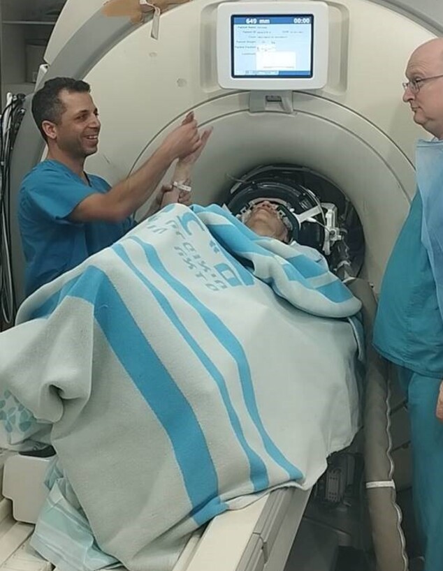 ד"ר ליאור לב טוב (משמאל) בטיפול Fus - focused ultrasound של טטאינה (צילום: רמב"ם)