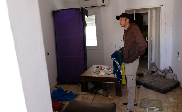 מישה ויאדקוביץ' בתוך ביתו שנפגע במתקפה על כפר עזה (צילום: עמית מנשרוף, החדשות 12)