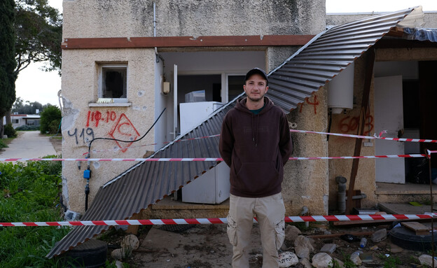 מישה ויאדקוביץ' בכניסה לבית שלו בכפר עזה (צילום: עמית מנשרוף, החדשות 12)
