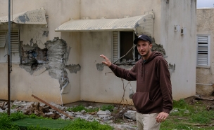 מישה ויאדקוביץ' מול ביתו שנפגע במתקפה על כפר עזה (צילום: עמית מנשרוף, החדשות 12)