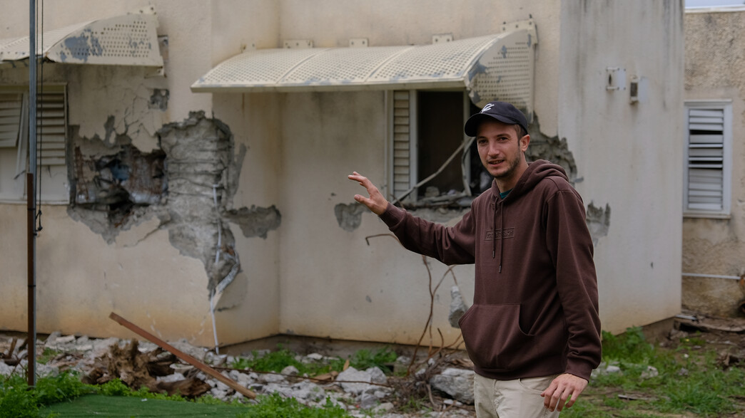 מישה ויאדקוביץ' מול ביתו שנפגע במתקפה על כפר עזה מישה ויאדקוביץ' מול ביתו שנפגע במתקפה על כפר עזה