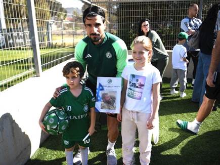 רפאלוב במהלך המפגש המרגש (ראובן כהן, מכבי חיפה)