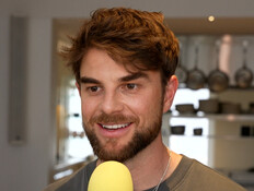 נייט בוזוליץ' חזר לישראל ומדגמן עם בר רפאלי (צילום: מתוך "גיא פינס - זמן מלחמה", קשת 12)