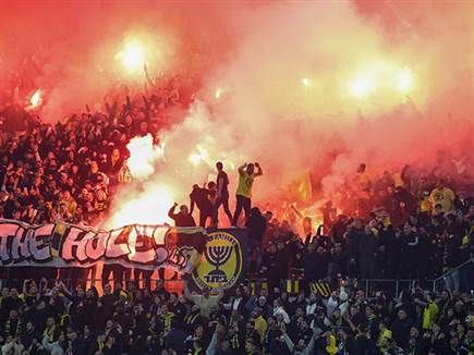 אבוקות ביציעי בית"ר (דני מרון)