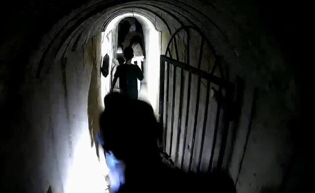 תיעוד של סינוואר במנהרות (צילום: דובר צה"ל)