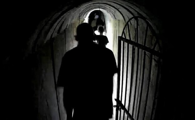 תיעוד של סינוואר במנהרות (צילום: דובר צה"ל)