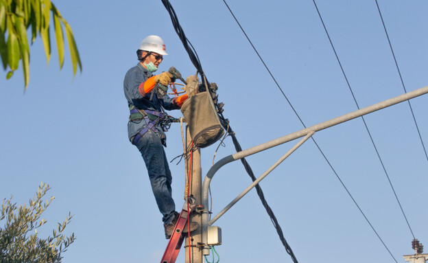 עובד חברת החשמל (צילום: יוסי אלוני, פלאש 90)