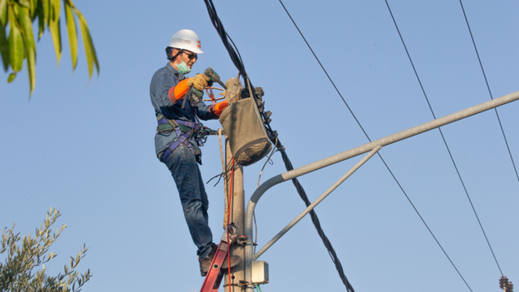 עובד חברת החשמל עובד חברת החשמל