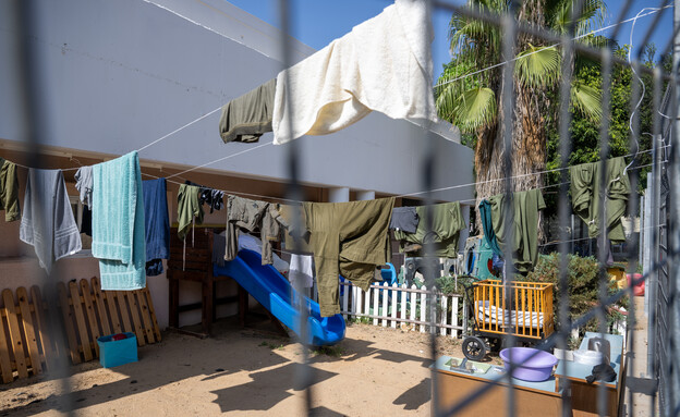 מדי חיילים תלויים בגן הילדים בקיבוץ ניר יצחק (צילום: Alexi J Rosenfeld, getty images)