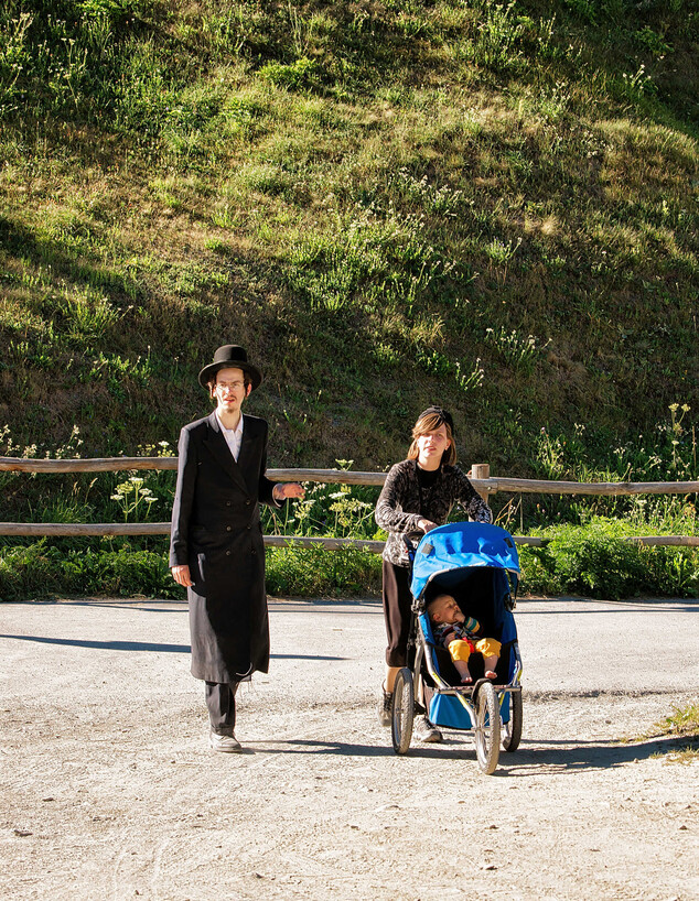 משפחה יהודית מטיילת בשווייץ (צילום: Roman Babakin, shutterstock)