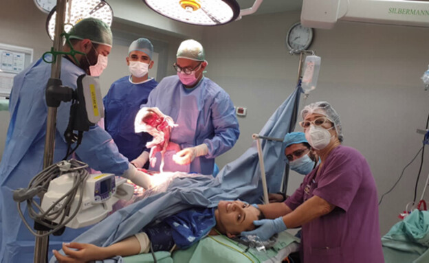 ד"ר מיקי מוסקוביץ במהלך ניתוח קיסרי צרפתי (צילום: דוברות שמיר)