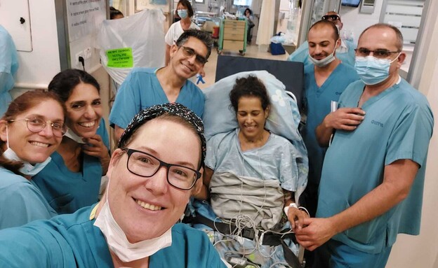 שירה מחפוד עם הצוות הרפואי בבית החולים מאיר (צילום: באדיבות המשפחה)