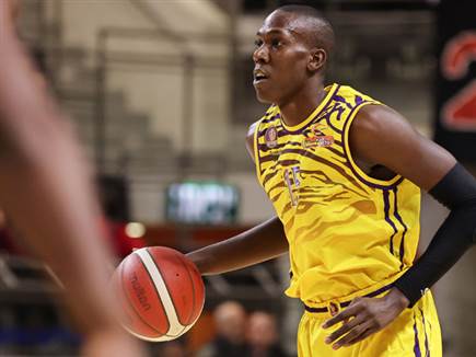 והציגה את קווין הרווי (צילום: מאור אלקסלסי)