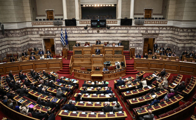 הפרלמנט ביוון בעת נאומו של ראש הממשלה קיריאקוס מיצוטאקיס (צילום: TZORTZINIS / AFP, GettyImages)