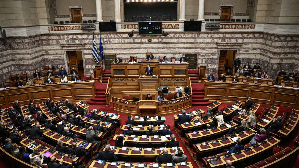 הפרלמנט ביוון בעת נאומו של ראש הממשלה קיריאקוס מיצוטאקיס (צילום: TZORTZINIS / AFP, GettyImages)