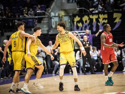 הצגה בהיכל (עודד קרני)