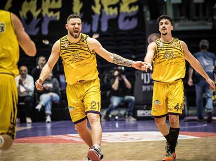 משחק גדול של החבורה בצהוב (עודד קרני)