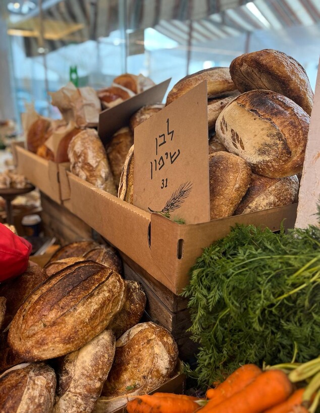 דוכן הלחם של אילנה דן בשוק הנמל (צילום: ניצן לנגר, mako אוכל)