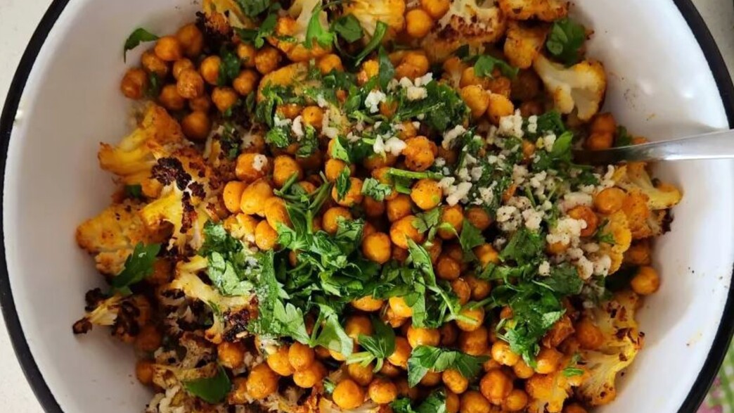 סלט קינואה עם כרובית וגרגירי חומוס