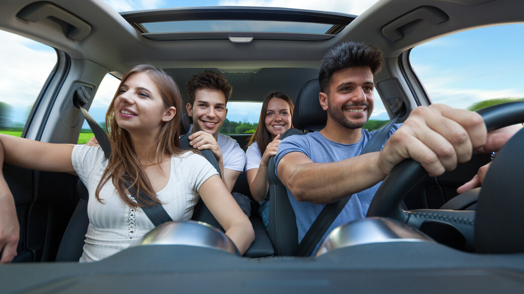 צעירים ברכב