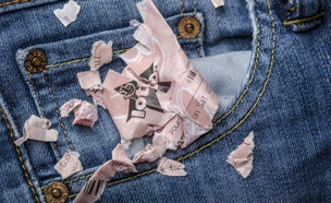 כרטיס לוטו מכובס בכיס מכנסיים, נשכח בכביסה (צילום: Lenscap Photography, SHUTTERSTOCK)