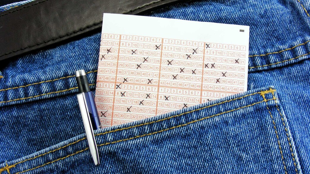 כרטיס לוטו בכיס אחורי של מכנסיים (צילום: gcpics, SHUTTERSTOCK)