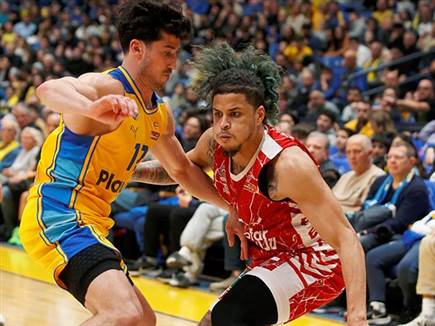 סילבריו. החזיק את גליל בתמונה (אלן שיבר)