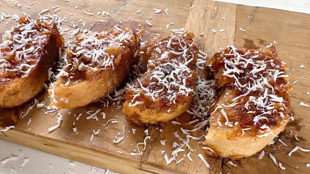 ברוסקטה בצל מקורמל ופרמזן מגוררת ברוסקטה בצל מקורמל ופרמזן מגוררת