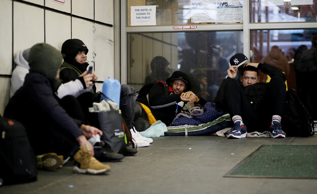 מהגרים מחוץ למלון ניו יורק ארצות הברית (צילום: VIEW press, getty images)