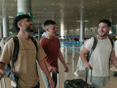 לוחמי המילואים ששוחררו בשדה התעופה (צילום: חדשות)