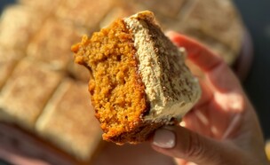 פרוסת עוגת דאבל קפוצ'ינו (צילום: קרן אגם, mako אוכל)