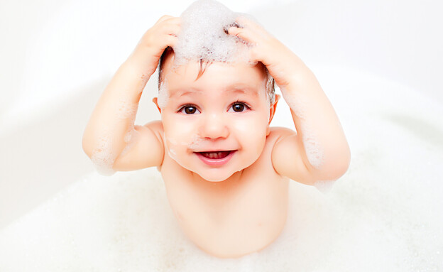 תינוק באמבטיה, קצף שמפו (צילום: AlexAnnaButs, SHUTTERSTOCK)