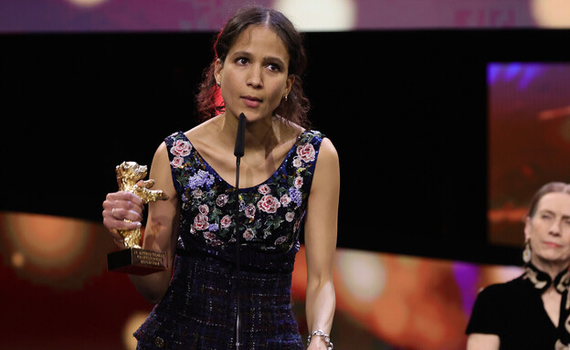 הבמאית מתי דיופ זוכה בפרס דב הזהב בפסטיבל ברלין (צילום: Andreas Rentz/Getty Images)