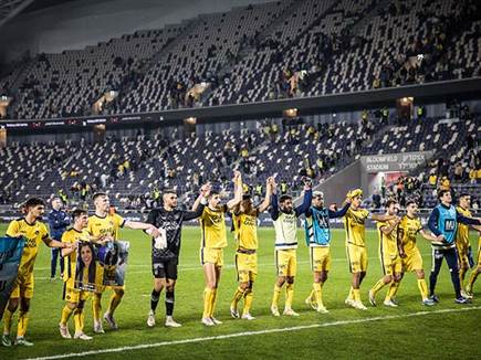 שחקני מכבי ת&quot;א מודים לקהל בסיום (אלן שיבר)