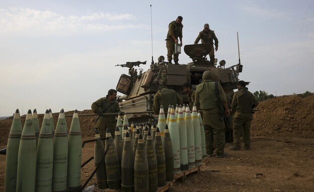 תחמושת ארטילרית של כוחות צה"ל (צילום: AP)