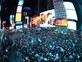 אלפי בני נוער בטיימס סקוור בניו יורק שרים אייל גולן (צילום: יחצ)