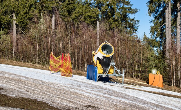 תותחי שלג לא מספיקים באתר סקי בצ'כיה (צילום: xlup, shutterstock)