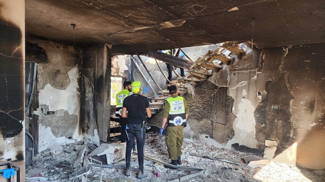 הבית השרוף בקיבוץ בארי בו אותרה גופת ילד כבן 5 בעל