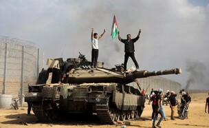 מחבלי חמאס משתלטים על טנק ישראלי 7.10 (צילום: Yousef Masoud, AP)