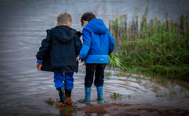 ילדים בגשם (צילום: פלאש 90)