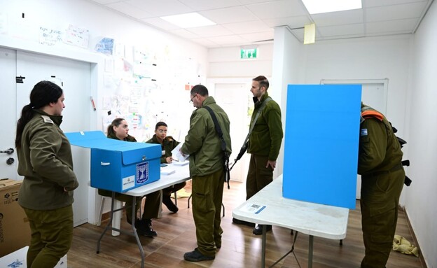 הצבעת חיילים בקלפי צבאית באחד משטחי הכינוס (צילום: יוסי זליגר, TPS)