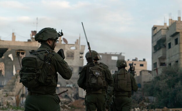כוחות נח"ל פושטים על מבנה בשכונת זייתון (צילום: דובר צה"ל)