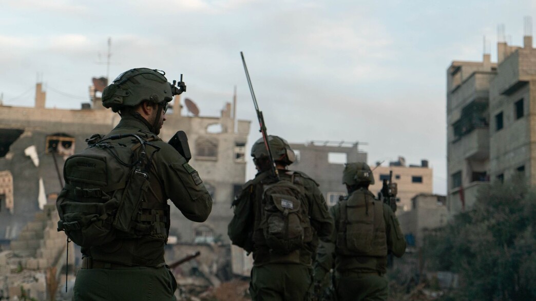 כוחות נח"ל פושטים על מבנה בשכונת זייתון (צילום: דובר צה"ל)