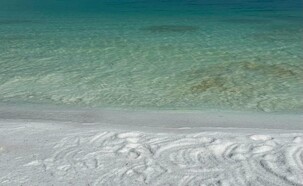 חוף הפנינים בים המלח (צילום: ארז דגן)