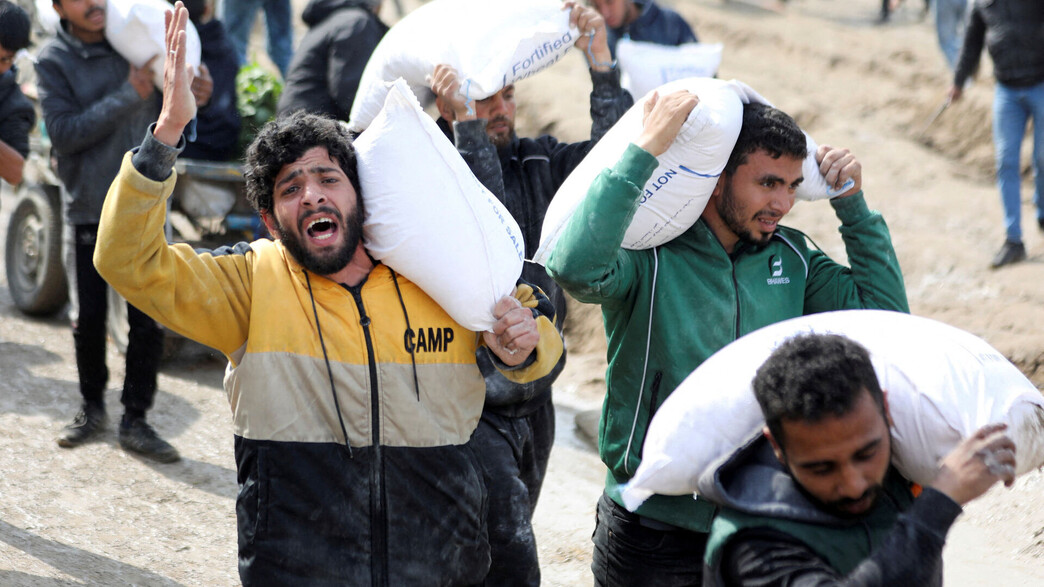 עזתים אחרי שקיבלו סיוע הומניטרי