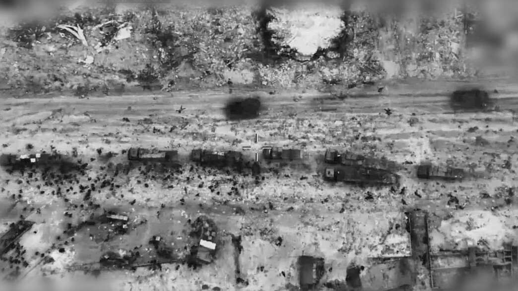 התקהלות של העזתים סביב משאיות הסיוע