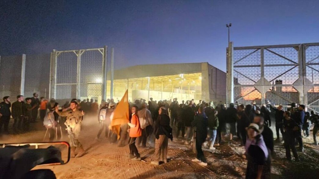 מפגינים שחצו לשטח רצועת עזה ליד מעבר ארז מפגינים שחצו לשטח רצועת עזה ליד מעבר ארז