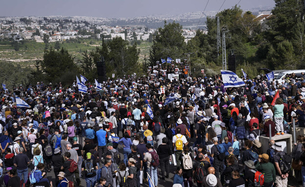 צעדת משפחות החטופים בדרך לירושלים (צילום: ap)