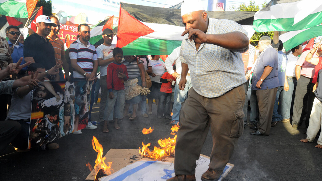 ניקרגואה דורך על דגל ישראל (צילום: AFP / Stringer, getty images)